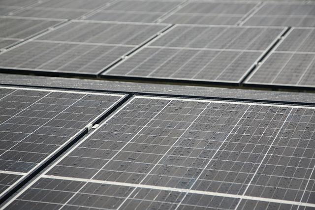 Fotovoltaika na plochou střechu: Řešení a tipy